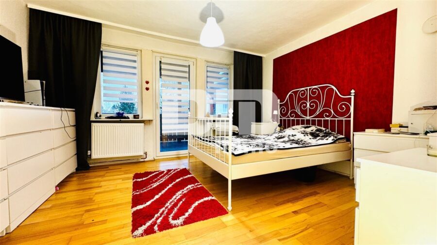 Schönes Ein- bis Zweifamilienhaus mit Gartenbereich, Terrasse + Balkon und Doppelgarage - OG Schlafzimmer / Kinderzimmer / Zugang Balkon